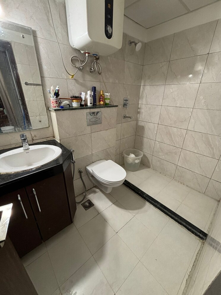 Bathroom, sector 37 2.5 Bedroom 1320 Sq.Ft. Builder Floor In Sector 37 Gurgaon 9415970