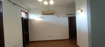 Room in 2 BHK Builder Floor at DLF Royale Residences, Dlf Phase I – for Rent