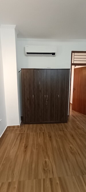 Furnished Amenities in 2 BHK Builder Floor at DLF Royale Residences, Dlf Phase I – for Rent