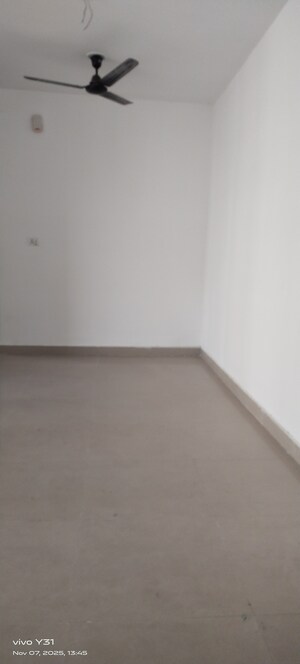 Room in 3 BHK Apartment at Patel Neotown, Tech Zone 4 Greater Noida – for Rent