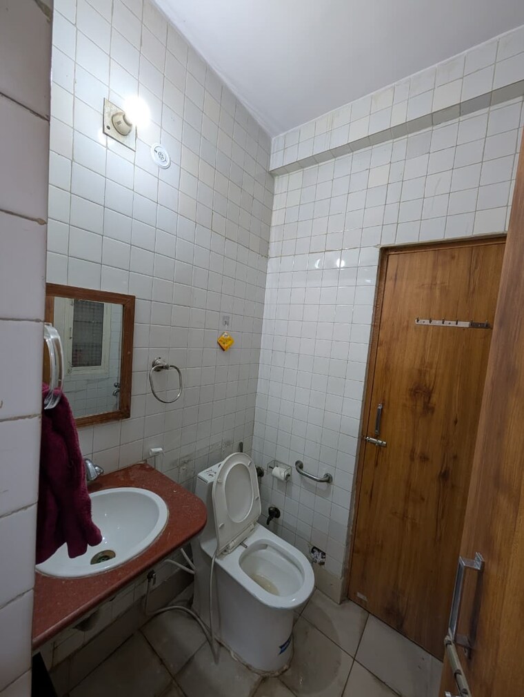 Bathroom, ip extension 1 RK 500 Sq.Ft. Apartment In Ip Extension Delhi 9416429