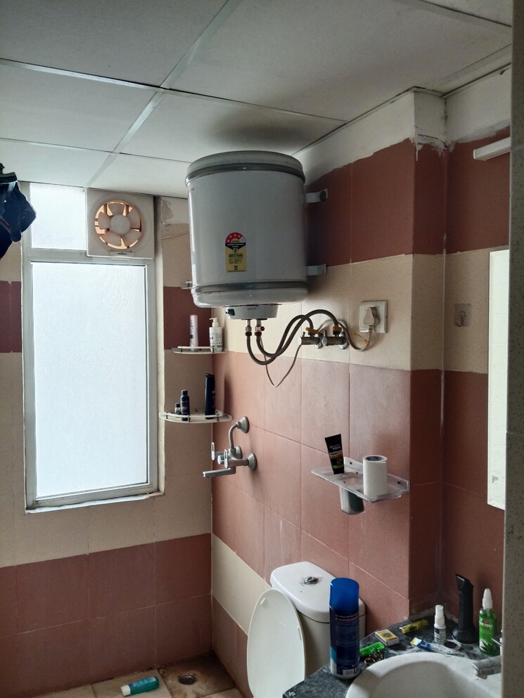 Bathroom, sector 16c greater noida 2 Bedroom 1000 Sq.Ft. Apartment In Sector 16c Greater Noida Greater Noida 9416810