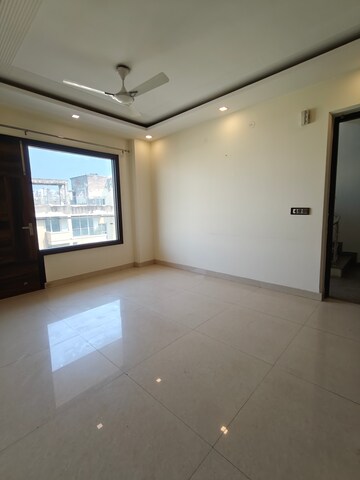 Room in 3 BHK Apartment at Ansal API Esencia, Sector 67 – for Rent