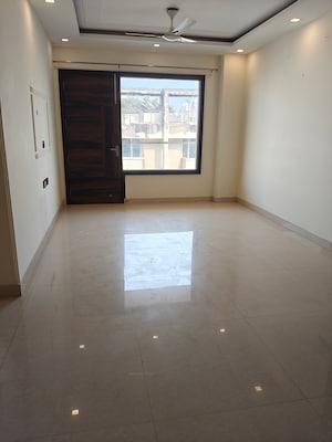 Room in 3 BHK Apartment at Ansal API Esencia, Sector 67 – for Rent