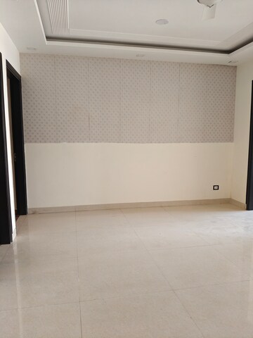 Room in 3 BHK Apartment at Ansal API Esencia, Sector 67 – for Rent