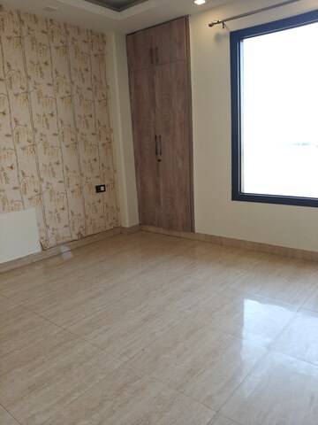 Room in 3 BHK Apartment at Ansal API Esencia, Sector 67 – for Rent