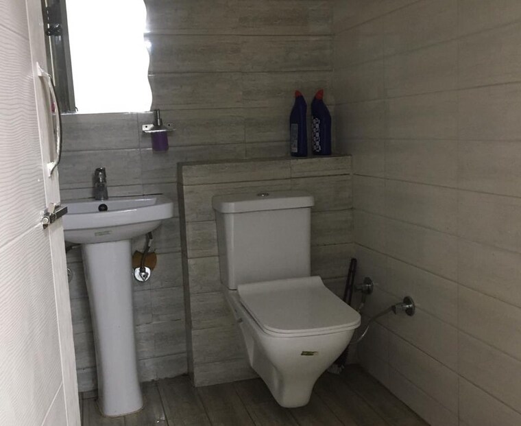 Bathroom, essentia-homes 3 Bedroom 1000 Sq.Ft. Apartment In Vip Road Zirakpur 9417131