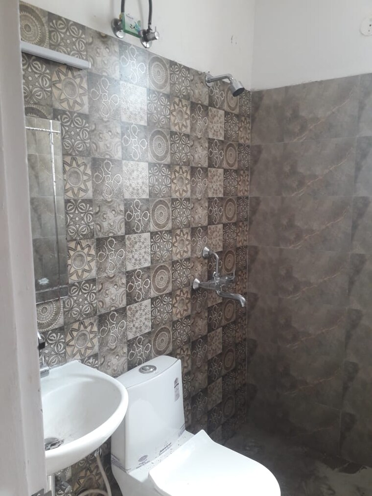 Bathroom, umang-winter-hills 2 Bedroom 1342 Sq.Ft. Apartment In Sector 77 Gurgaon 9417208