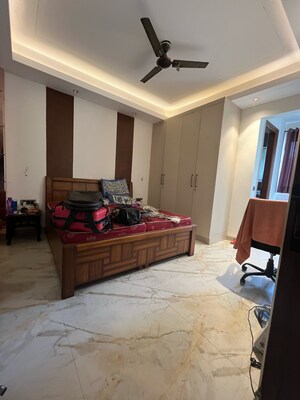 Bedroom in 3 BHK Builder Floor at Sushant Vyapaar Kendra, Dlf Phase iv – for Rent