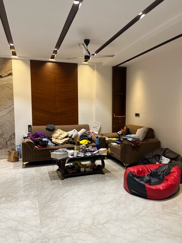 Parking in 3 BHK Builder Floor at Sushant Vyapaar Kendra, Dlf Phase iv – for Rent