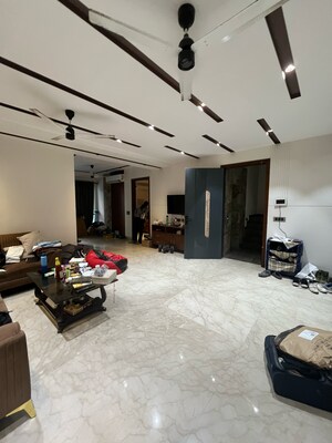 Parking in 3 BHK Builder Floor at Sushant Vyapaar Kendra, Dlf Phase iv – for Rent