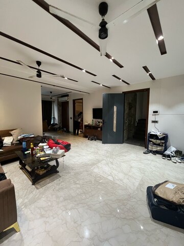 Parking in 3 BHK Builder Floor at Sushant Vyapaar Kendra, Dlf Phase iv – for Rent