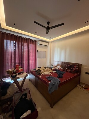 Bedroom in 3 BHK Builder Floor at Sushant Vyapaar Kendra, Dlf Phase iv – for Rent