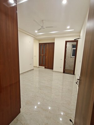 Room in 3 BHK Builder Floor at Dlf Phase I – for Rent