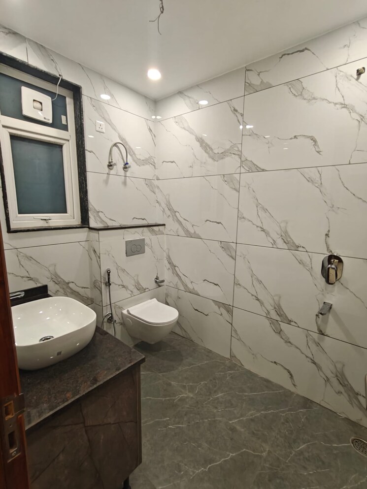 Bathroom, dlf phase i 3 Bedroom 1350 Sq.Ft. Builder Floor In Dlf Phase I Gurgaon 9417121