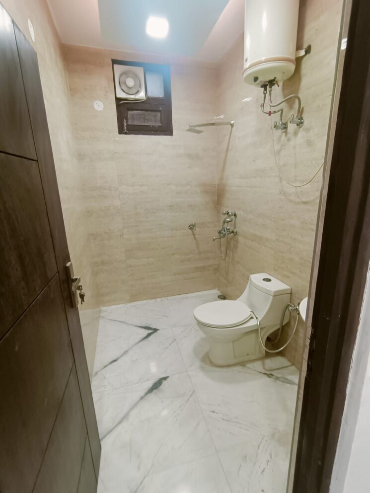 Bathroom, lajpat nagar iii 3 Bedroom 200 Sq.Yd. Builder Floor In Lajpat Nagar Iii Delhi 9417219