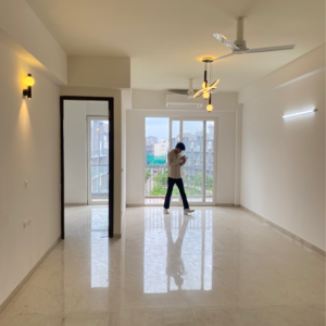 Room in 3.5 BHK Apartment at Smart World Orchard, Sector 61 – for Rent