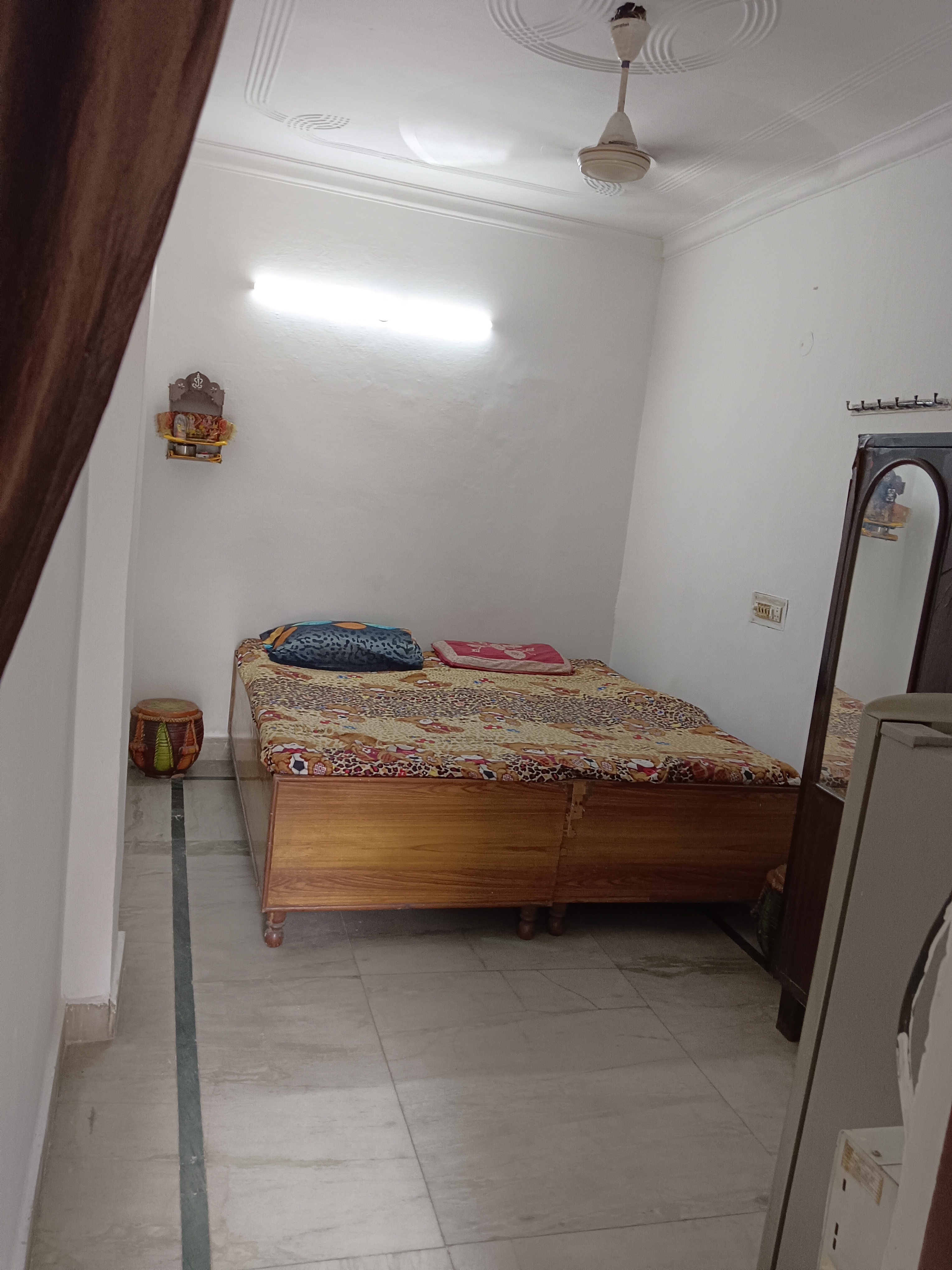 StudioBuilder Floor For Rent in Amar Colony 
