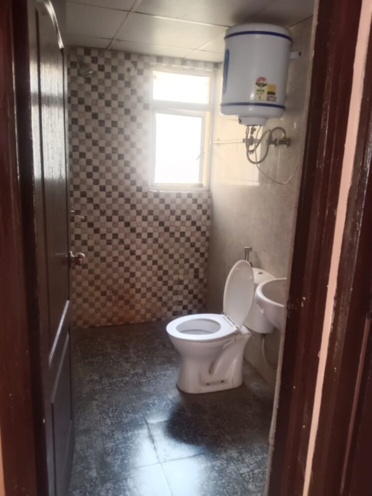 Bathroom, aditya-world-city 2 Bedroom 925 Sq.Ft. Apartment In Shahpur Bamheta Ghaziabad 9417461