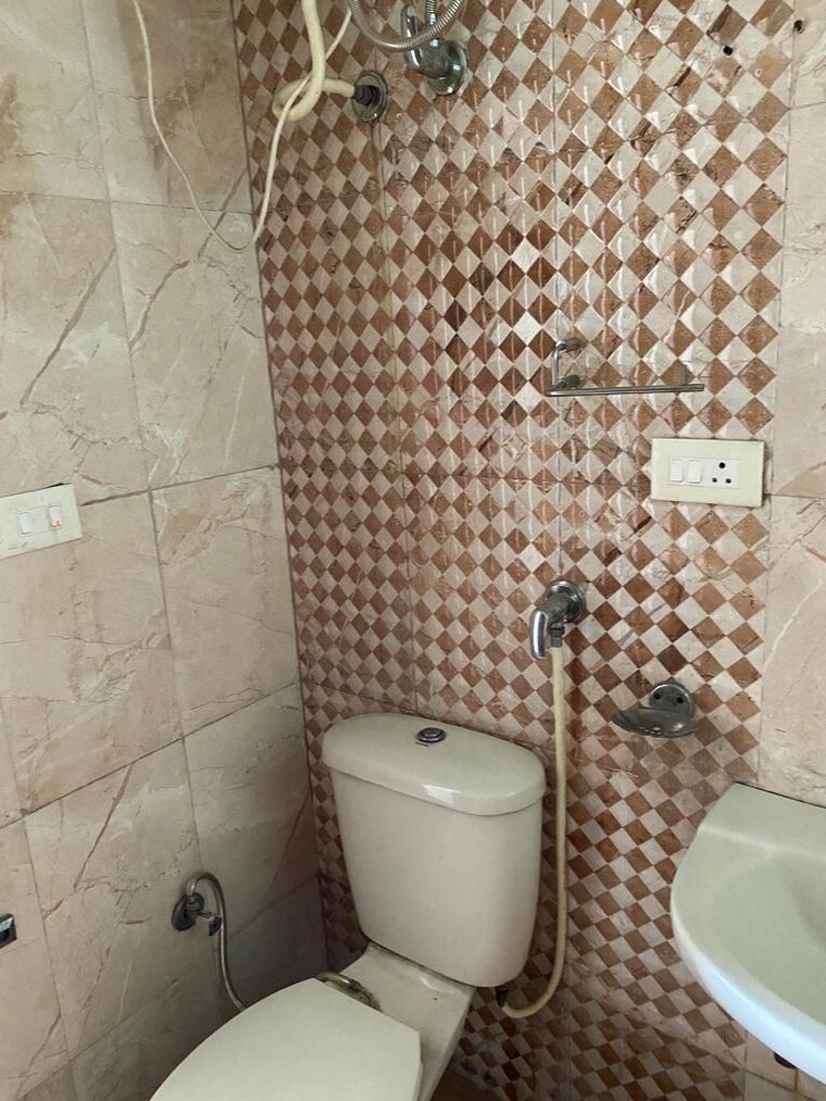 Bathroom, maya-garden-city 3 Bedroom 1800 Sq.Ft. Apartment In Lohgarh Zirakpur 9417456