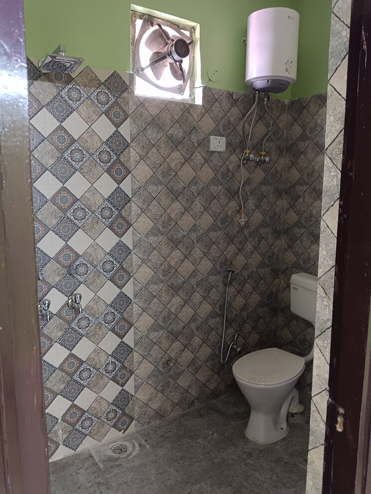 Bathroom, lajpat nagar 4 2 Bedroom 1009 Sq.Ft. Builder Floor In Lajpat Nagar 4 Delhi 9417570