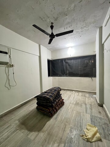 Room in 1 BHK Builder Floor at Goregaon West – for Rent