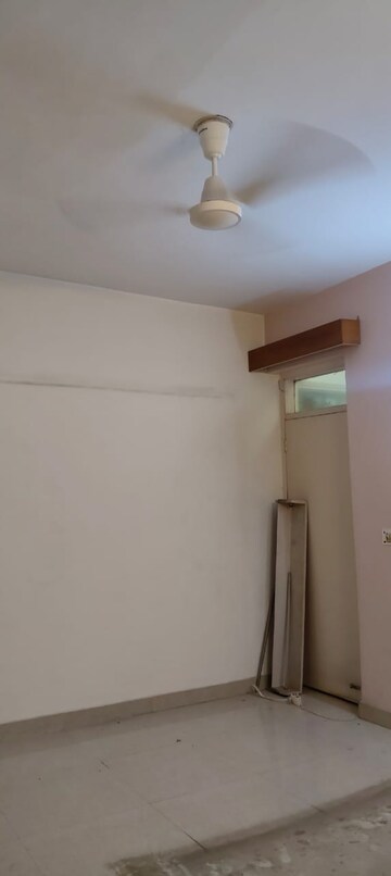 Room in 3.5 BHK Apartment at Mayur Vihar Phase 1 Extension – for Rent