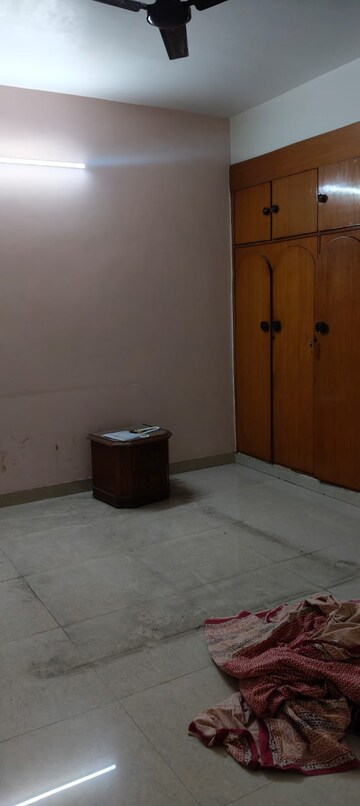 Room in 3.5 BHK Apartment at Mayur Vihar Phase 1 Extension – for Rent