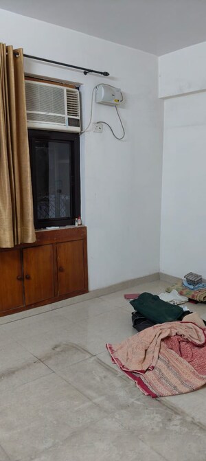 Living Room in 3.5 BHK Apartment at Mayur Vihar Phase 1 Extension – for Rent