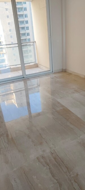 Room in 3.5 BHK Apartment at Ambience Tiverton, Sector 50 – for Rent