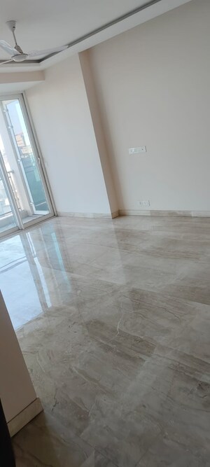 Room in 3.5 BHK Apartment at Ambience Tiverton, Sector 50 – for Rent