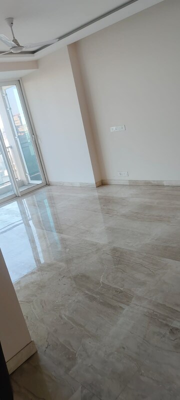 Room in 3.5 BHK Apartment at Ambience Tiverton, Sector 50 – for Rent