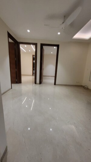 Room in 4 BHK Apartment at Greater Kailash ii – for Rent