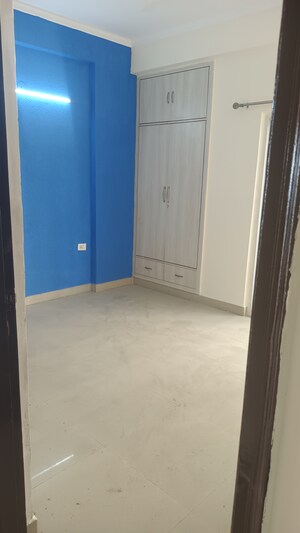 Room in 3 BHK Apartment at Prateek Wisteria, Sector 77 – for Rent