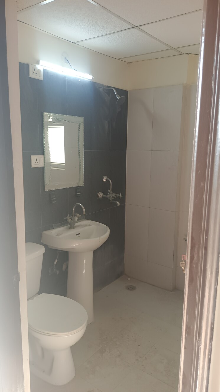 Bathroom, prateek-wisteria 3 Bedroom 1500 Sq.Ft. Apartment In Sector 77 Noida 9418161