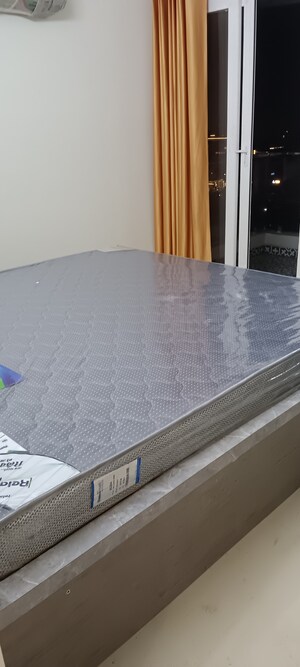 Room in 3 BHK Apartment at Mansarovar – for Rent