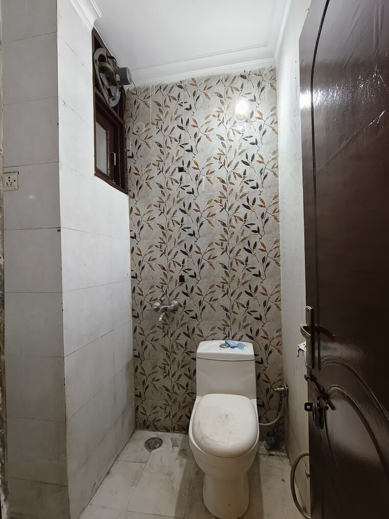 Bathroom, freedom fighters enclave 1 Bedroom 450 Sq.Ft. Builder Floor In Freedom Fighters Enclave Delhi 9418302