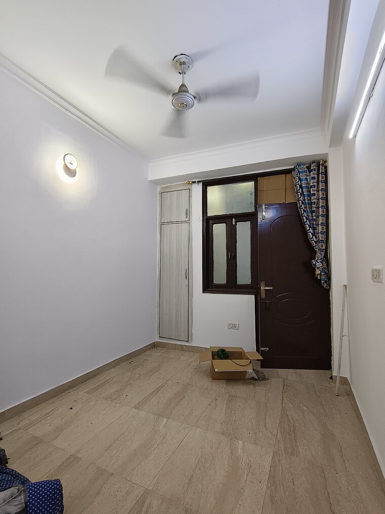 Room, freedom fighters enclave 1 Bedroom 450 Sq.Ft. Builder Floor In Freedom Fighters Enclave Delhi 9418302