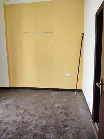 Room in 3 BHK Apartment at Arun Vihar, Sector 29 – for Sale