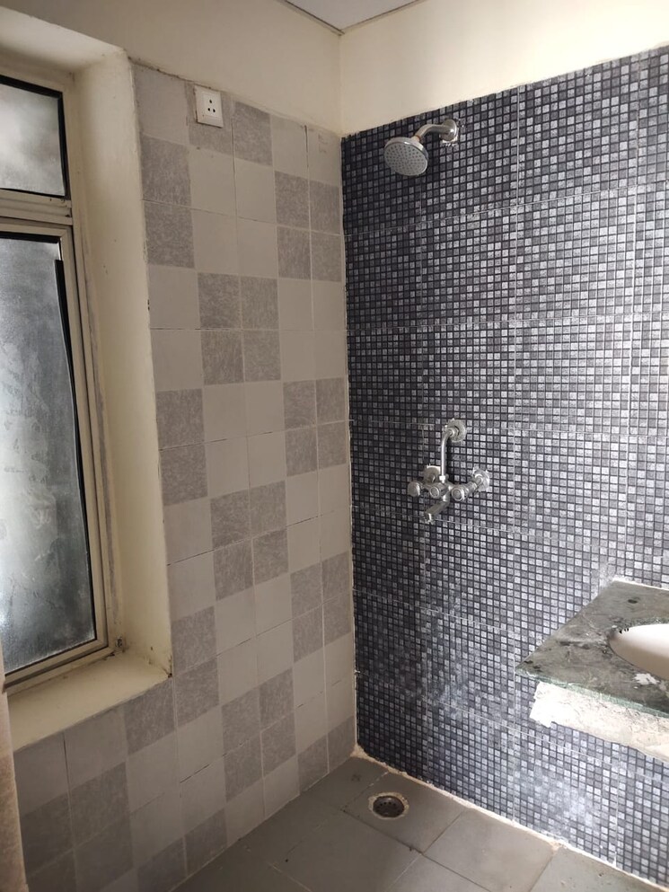 Bathroom, arun vihar 3 Bedroom 1660 Sq.Ft. Apartment In Arun Vihar Noida 9418417