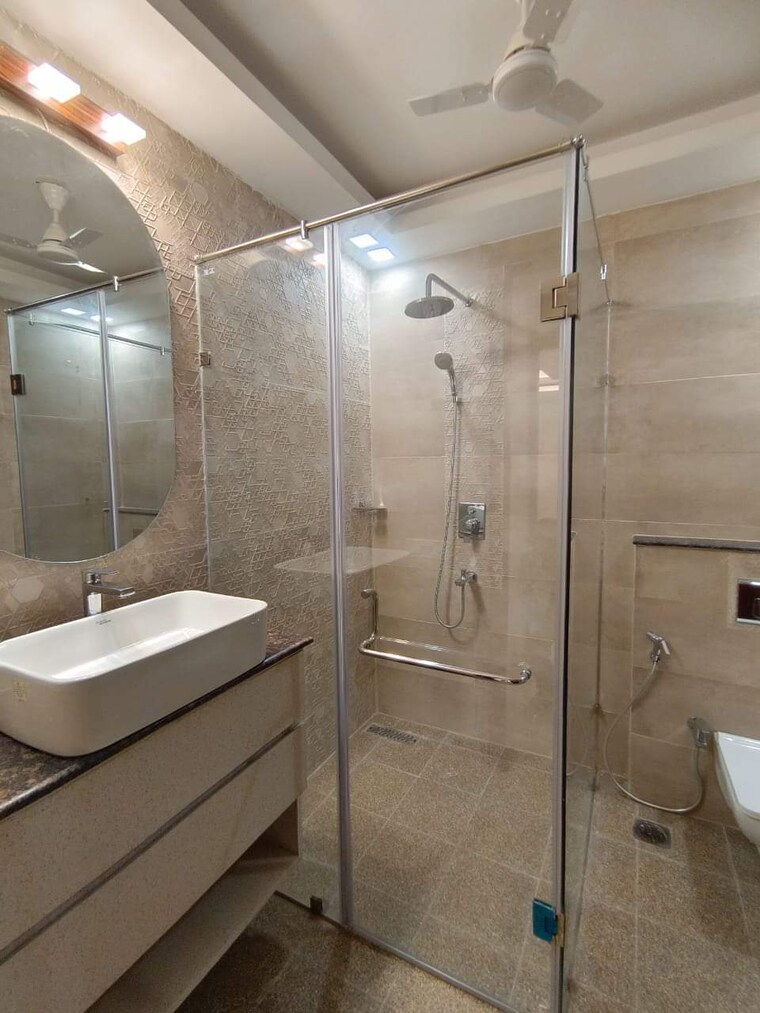 Bathroom, dlf phase ii 4 Bedroom 3900 Sq.Ft. Apartment In Dlf Phase ii Gurgaon 9418462