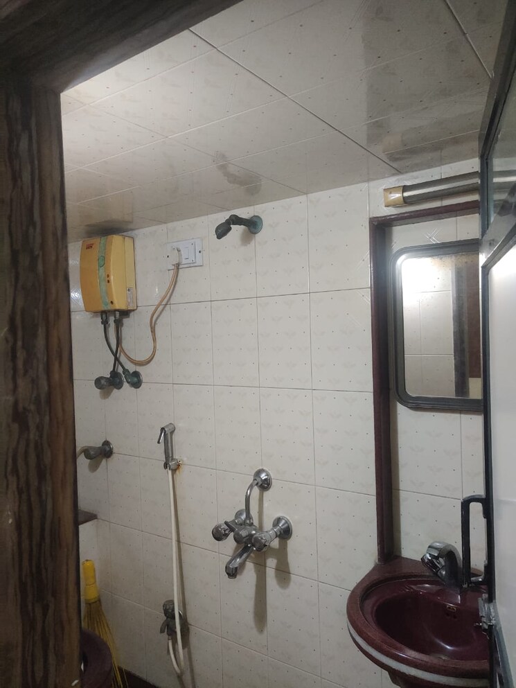 Bathroom, topiwala-chs 1 Bedroom 500 Sq.Ft. Apartment In Goregaon West Mumbai 9418686