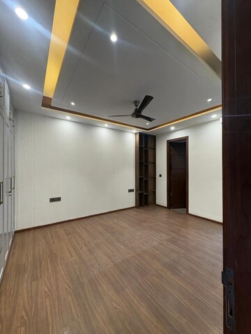 Room in 3 BHK Builder Floor at Dlf Phase ii – for Rent