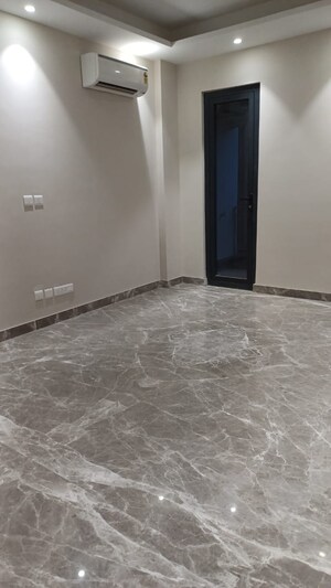 Room in 3 BHK Builder Floor at Dlf Phase ii – for Rent