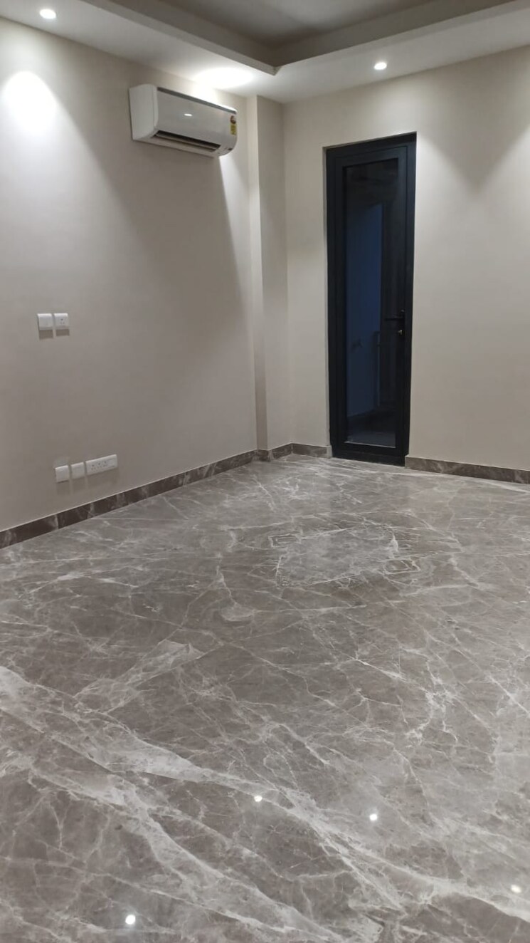 Room, dlf phase ii 3 Bedroom 215 Sq.Yd. Builder Floor In Dlf Phase ii Gurgaon 9418775