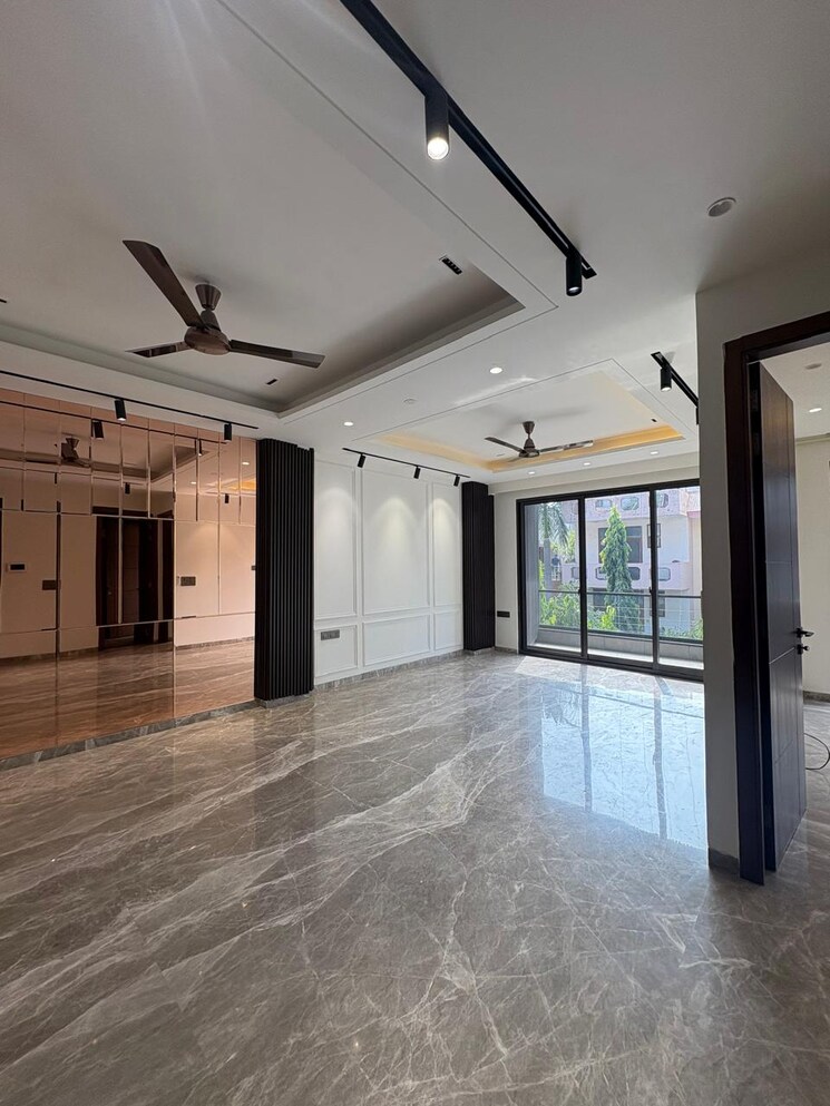 Room, dlf phase ii 3 Bedroom 215 Sq.Yd. Builder Floor In Dlf Phase ii Gurgaon 9418775