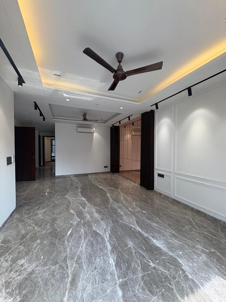 Room, dlf phase ii 3 Bedroom 215 Sq.Yd. Builder Floor In Dlf Phase ii Gurgaon 9418775