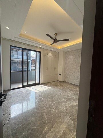 Room in 3 BHK Builder Floor at Dlf Phase ii – for Rent