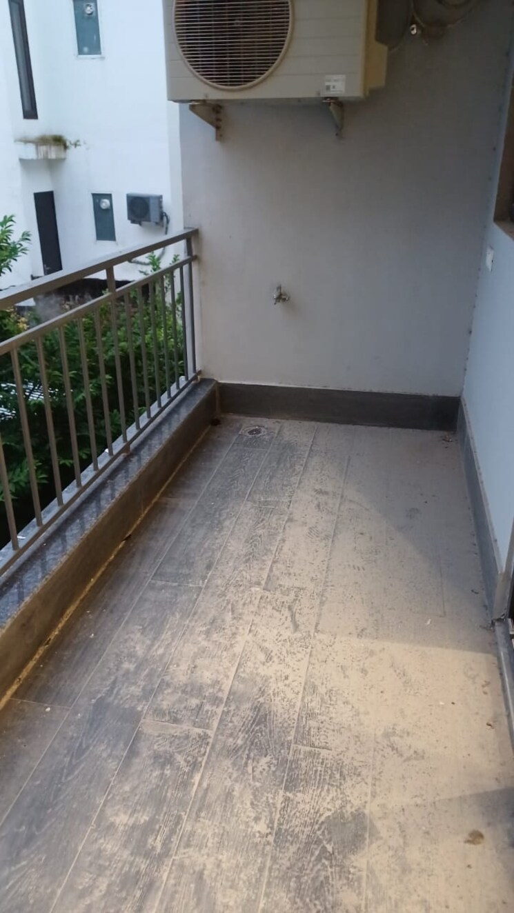 Balcony, dlf phase ii 3 Bedroom 215 Sq.Yd. Builder Floor In Dlf Phase ii Gurgaon 9418775