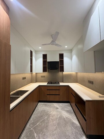 Kitchen in 3 BHK Builder Floor at Dlf Phase ii – for Rent
